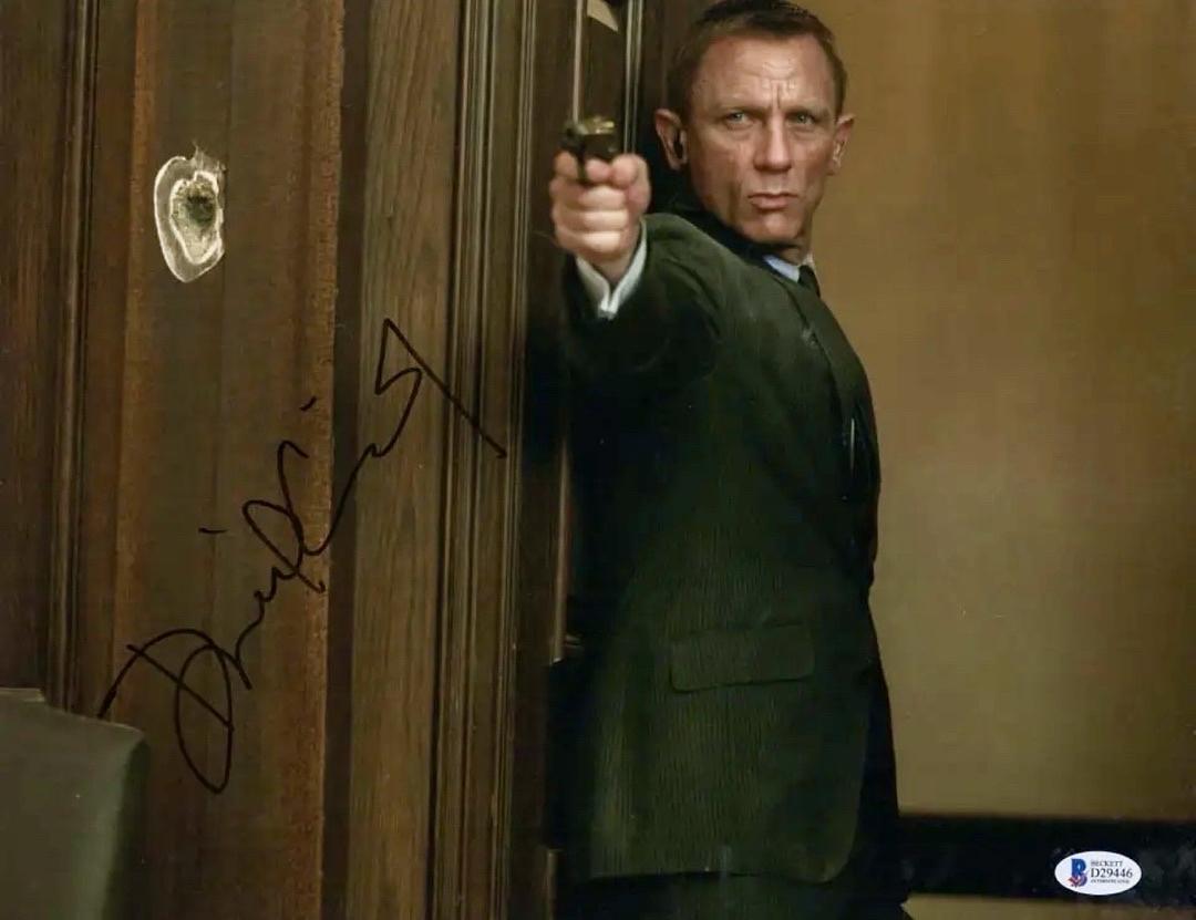 Daniel Craig (James Bond) signed w/rare full signature 11x14 - Beckett COA